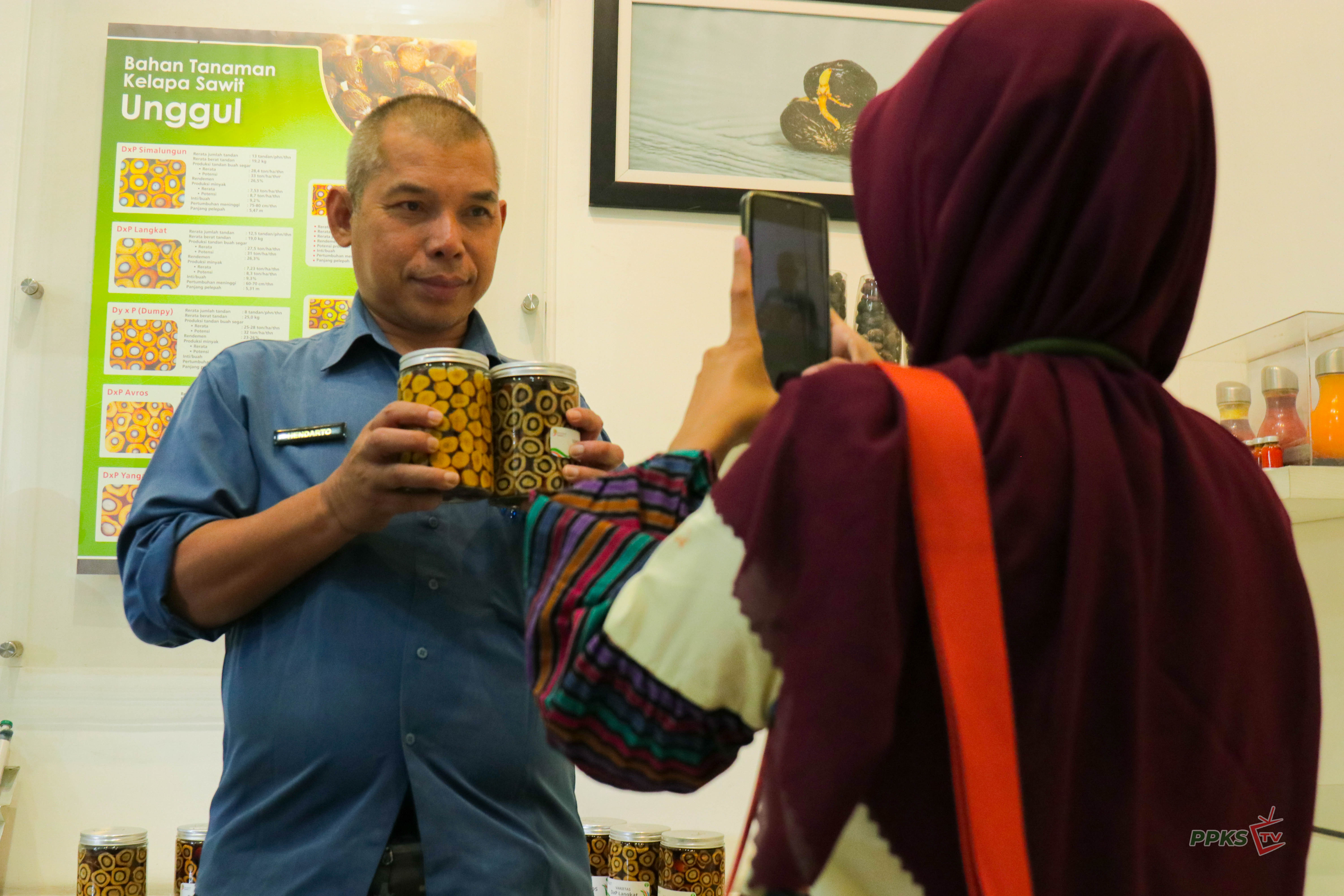 Kunjungan DISBUNAK Kalimantan Barat ke PPKS-PT RPN