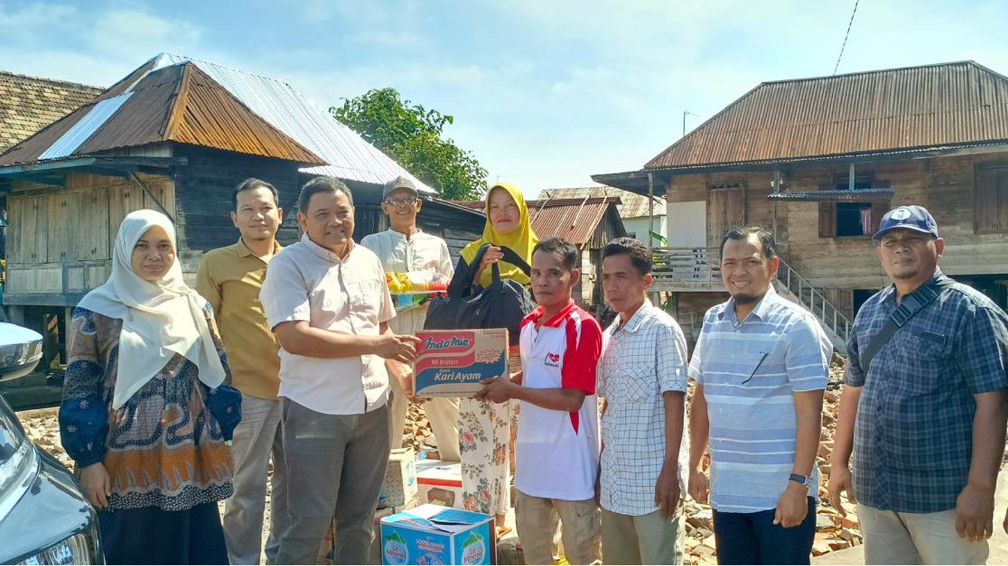 Komitmen Nyata Program TJSL : PT Riset Perkebunan Nusantara Melalui PPK Salurkan Bantuan Kebakaran di Sembawa 